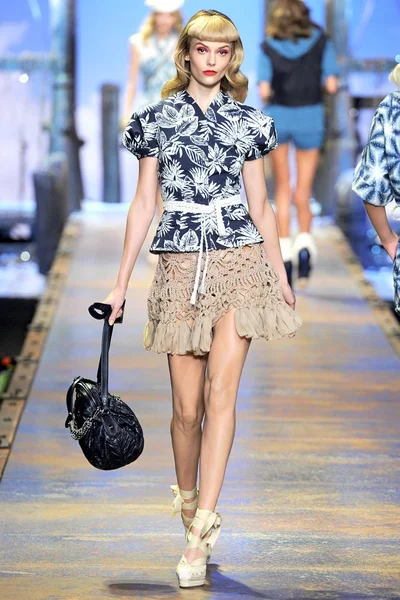 Look 15